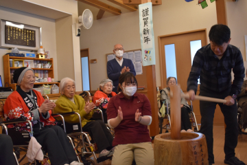 こもれびの家　花沢　１月餅つきイベント開催しました。